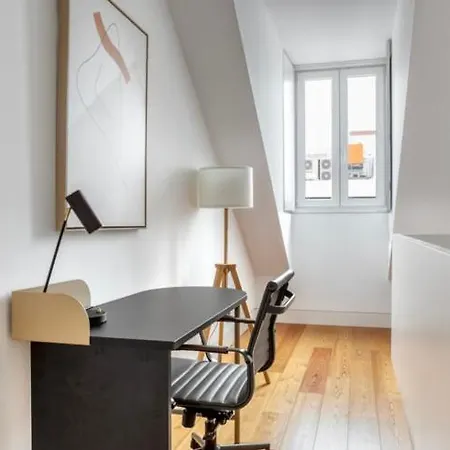 Experience Luxury In Lisbon: Embrace Central Comfort Rum i privatbostad
