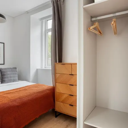 Experience Luxury In Lisbon: Embrace Central Comfort Rum i privatbostad *